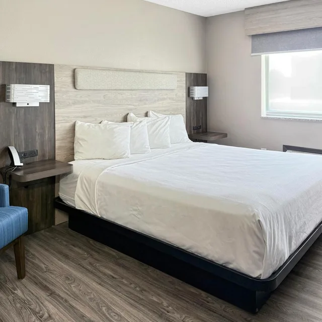 غرفة سوبيريور بسرير كينج، Reston Inn & Suites 1/10