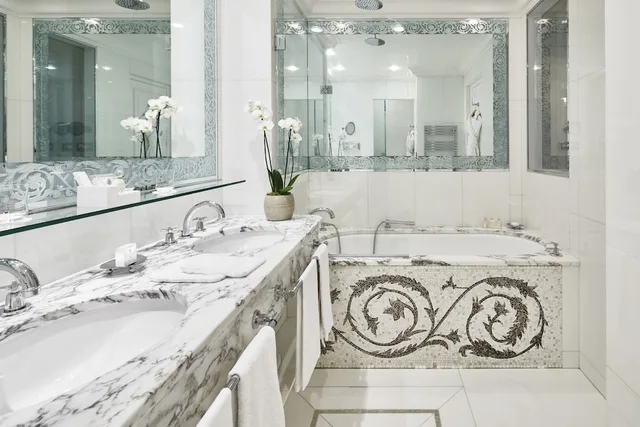 Deluxe, Hotel Plaza Athenee 5/7