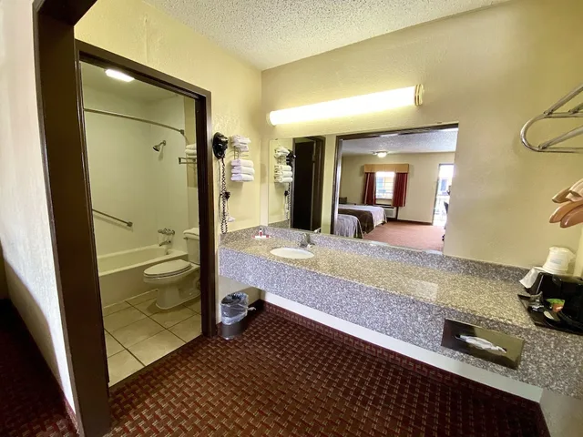 غرفة بسريرين كوين للمدخنين، Super 8 By Wyndham Shawnee 6/6