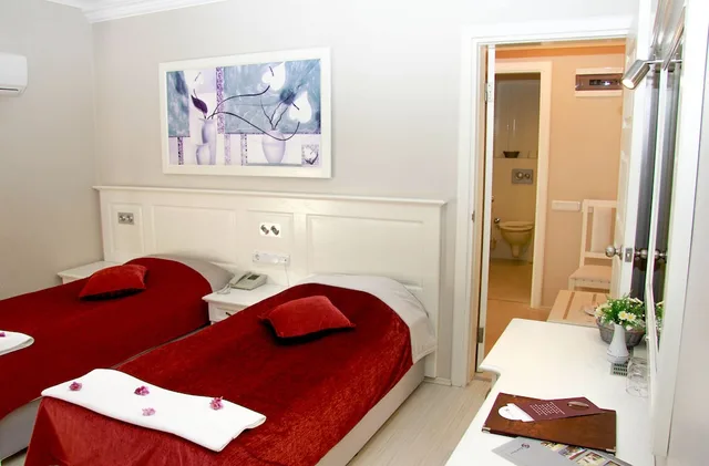 غرفة ثلاثية بسريرين منفصلين بإطلالة جزئية على البحر، Savk Hotel Alanya 4/10