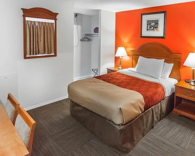 غرفة قياسية بسرير كوين، Econo Lodge Inn & Suites Drumheller 1/10