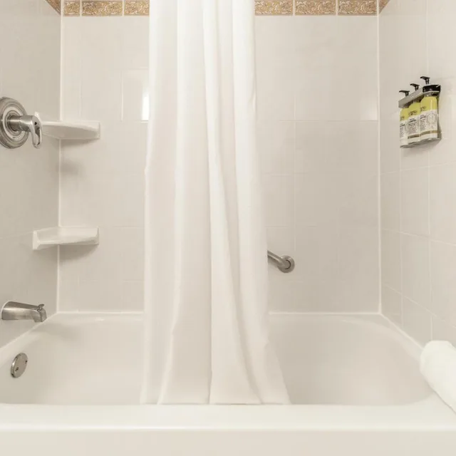 جناح بسرير كينج وسرير كوين بشرفة، Hotel Saint Laurent Montreal 7/8