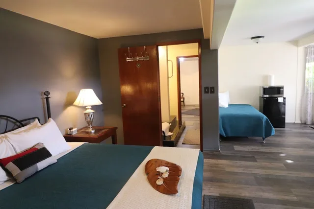 غرفة ديلوكس بسرير كينج وسرير كوين بحمام خاص، Hawaii Island Resort 1/4