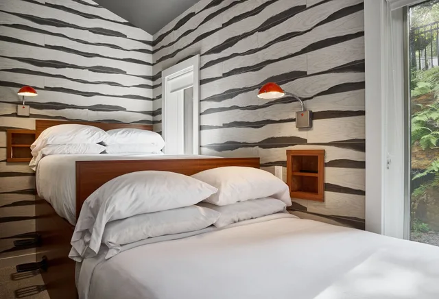 2 Bedrooms, Summit, 1 Queen and 2 Double Beds، Field Guide Lodge 1/3