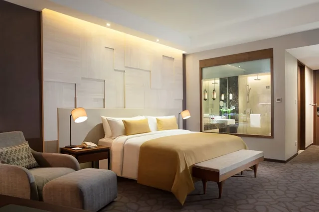 غرفة قياسية بسرير كوين مع دخول صالة النادي، Crowne Plaza Bandung 2/5