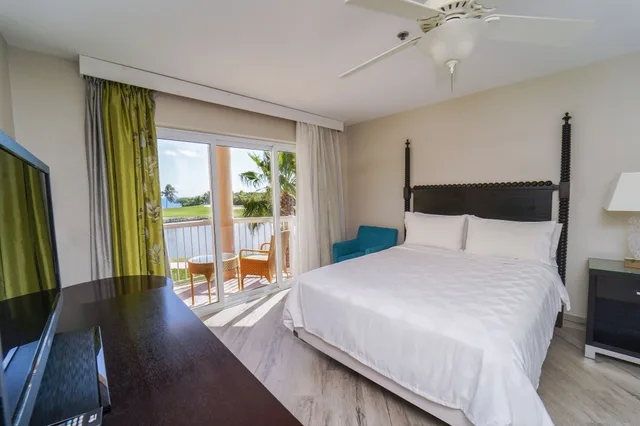 استوديو بسرير كوين بإطلالة على البحر مع أريكة، The Grand Caymanian Resort 1/7