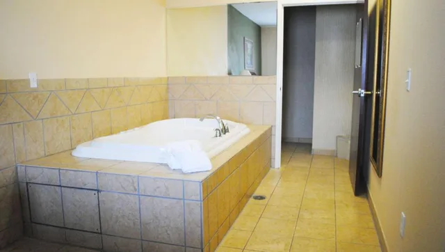 جناح بغرفتي نوم، Magnuson Hotel Commerce 1/1