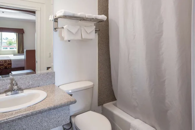 جناح بسرير كينج، Rodeway Inn and Suites Pasadena 1/1