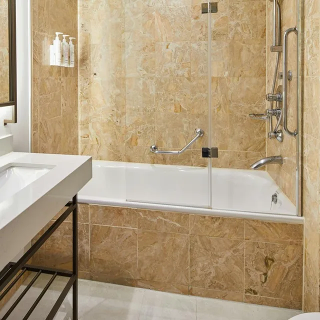 Grosvenor, Guest Room, Superior, King Bed, Square View، Marriott London Hotel Grosvenor Square 7/7