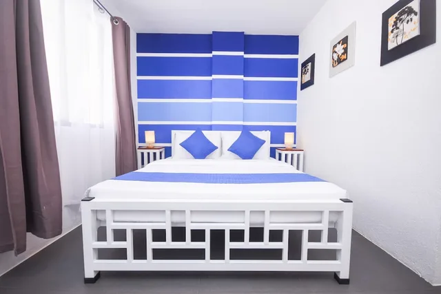 Deluxe, Queen Bed, 8Colors Beach House 4/5