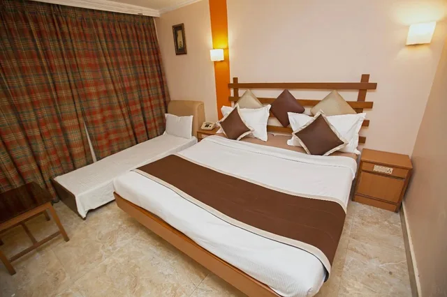 غرفة ديلوكس ثلاثية بسرير كوين مع أريكة، HOTEL MANECK 1/2