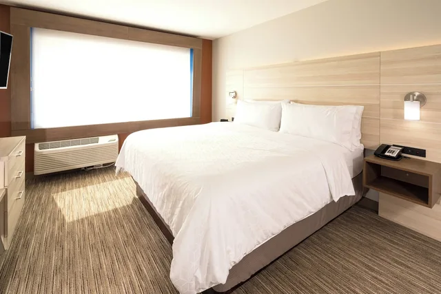 غرفة قياسية بسرير كينج لذوي الإعاقة، Holiday Inn Express And Suites Portage 2/3