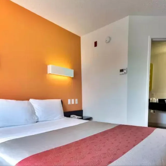غرفة بسرير كينج للمدخنين، Motel6 Fort Worth, TX - Stockyards 1/10