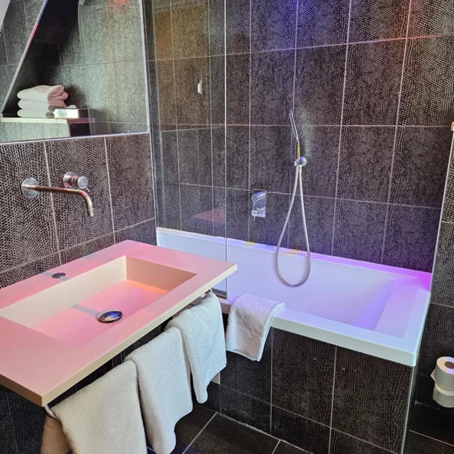 غرفة ثلاثية، Atn Hotel 7/8
