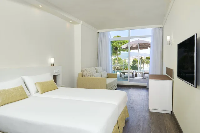 Family, Twin Beds, Sofa, Sun Room، Sol Barbados 1/3