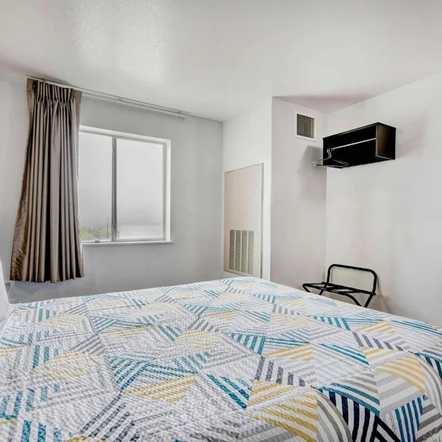 1 Queen Bed - Mob Acc RI Shwr Nsmk Micfridg، Motel6 San Antonio, TX - Sea World North 5/10