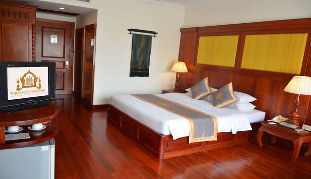 غرفة سوبيريور عائلية بسرير كينج وسريرين منفصلين بإطلالة على المدينة، Empress Angkor Resort Spa 5/10