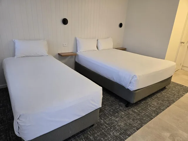 غرفة قياسية بسرير كوين وسرير فردي، Best Western Parkside Motor Inn 9/10