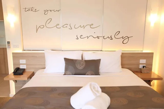Spa, Suite, King Bed, Boathouse Resort Studios & Suites 3/5