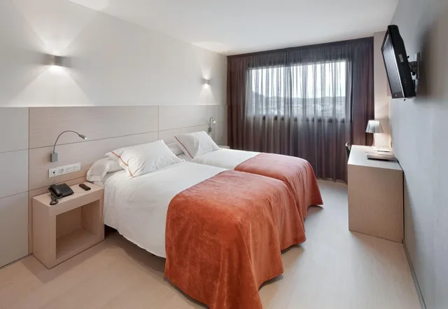 غرفة بسرير مزدوج أو سريرين منفصلين مع سرير إضافي، Sercotel Hola Tafalla 1/3