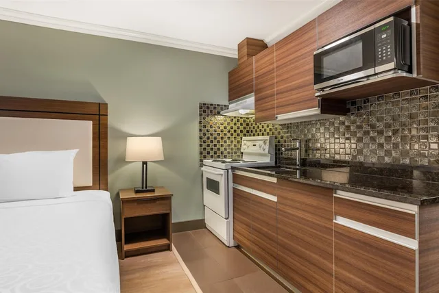 غرفة قياسية بسرير كينج مع أريكة بمطبخ، Best Western Plus Burnaby Hotel 8/10