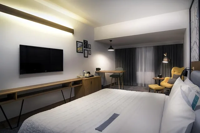Deluxe, Double Bed, Sea View, Le Meridien Abu Dhabi 2/2
