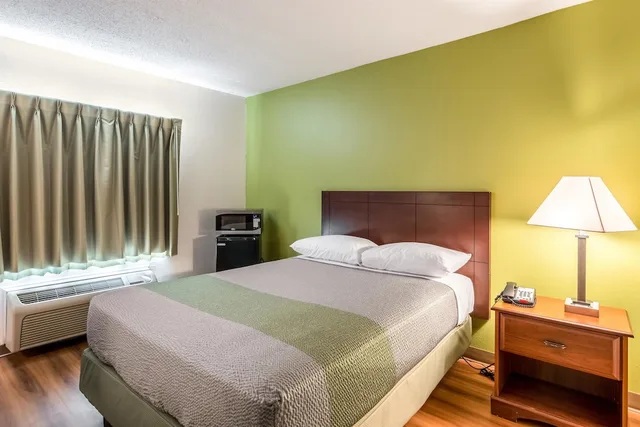 Deluxe, Queen Bed, Accessible, Motel6 Petersburg, VA - Fort Lee 5/10