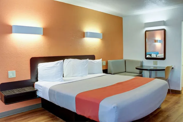 1 King Bed - Mobility Accessible Tub, Nsmk, Motel6 Bishop, CA 6/10