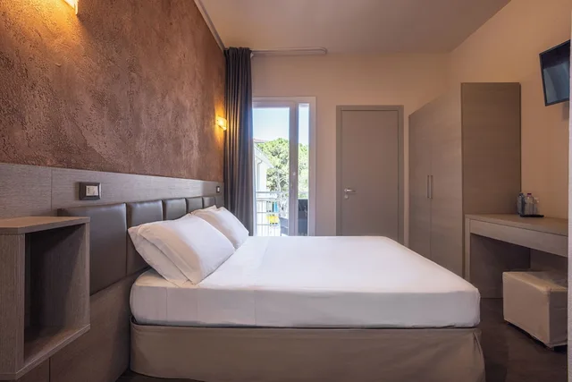 Family, 2 Queen Beds, 2 Bathrooms، Hotel Helvetia 3/10