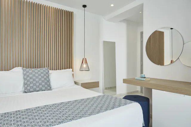 Panorama, Suite, Queen Bed, Outdoor Jetted Tub, Grand Beach 1/4