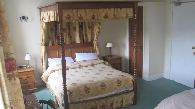 غرفة قياسية بسرير مزدوج، OYO Rose & Crown Hotel 1/2