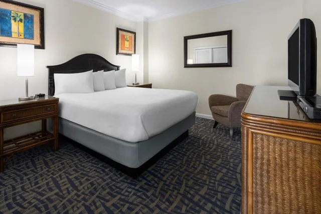 غرفة بسرير كوين بغرفة نوم واحدة مع أريكة، Coconut Malorie Resort Ocean City, an Ascend Collection Hotel 2/6