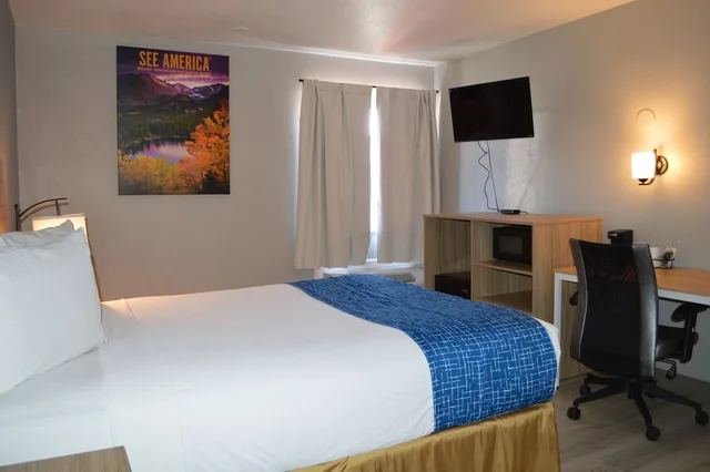غرفة بسرير كينج لذوي الإعاقة، Travelodge by Wyndham Colorado Springs Airport/Peterson AFB 1/5