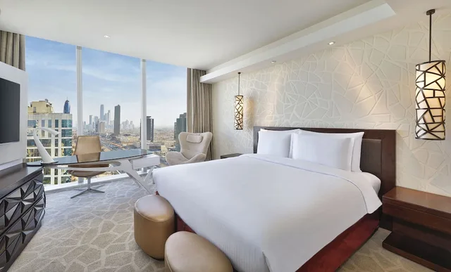 غرفة ديلوكس بسرير كينج بإطلالة على المدينة، فندق برج رافال(JW Marriott Hotel Riyadh) 2/6