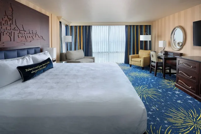 Standard, King Bed, with View, Club Floor، Disneyland Hotel 2/3