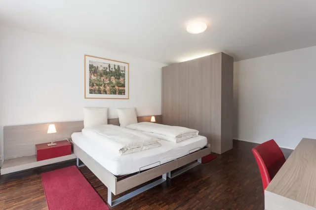 شقة سوبيريور بسريرين منفصلين وسرير كينج بشرفة بغرفتي نوم مع أريكة، Ema House Serviced Apartments Seefeld 2/10