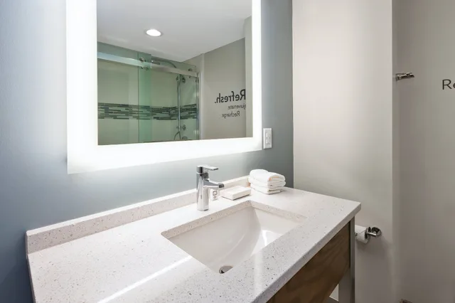 جناح استوديو بسرير كينج بغرفة نوم واحدة مع أريكة، EVEN Hotel Ann Arbor 1/5