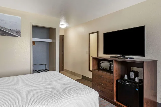 غرفة بسرير كينج بشرفة، Best Western Sunridge Inn & Conference Center 1/4