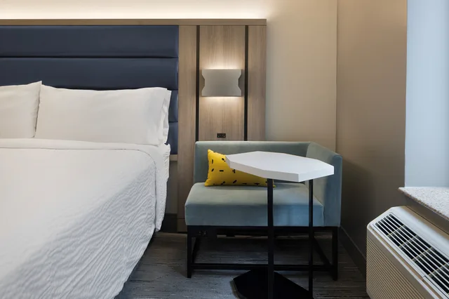 غرفة قياسية بسرير كينج بإطلالة على الفناء، Holiday Inn Express - New York City Chelsea 2/2