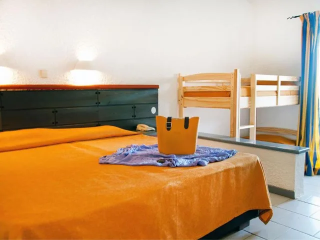 غرفة بسرير بطابقين، Golden Coast Hotel and Bungalows 3/5