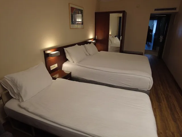 غرفة قياسية ثلاثية بسرير كوين وسرير فردي، Feronya Hotel 1/2