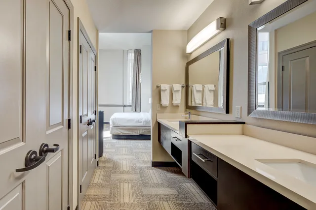 جناح بسرير كينج بإطلالة على المرفأ بغرفة نوم واحدة مع أريكة، Staybridge Suites BALTIMORE INNER HARBOR 9/9