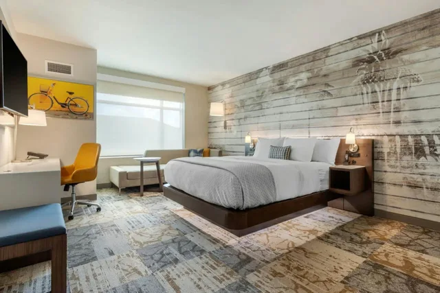 غرفة بسرير كينج بإطلالة على النهر، DoubleTree by Hilton Charleston Riverview 1/1