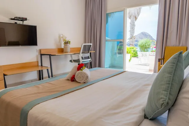 غرفة قياسية بسرير مزدوج بإطلالة على البحر، Sandy Beach Hotel Resort 2/2
