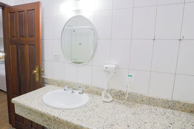 غرفة بريميوم ثلاثية بسرير مزدوج وسرير فردي، Alven Hotel by Slaviero Hoteis 4/4