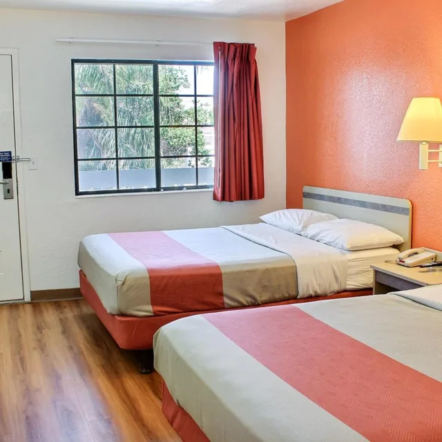 غرفة رباعية لذوي الإعاقة، Motel6 Coalinga, CA - East 1/8
