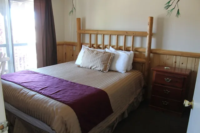 جناح عائلي بفراش فوتون وسرير كينج بإطلالة على البحيرة بغرفة نوم واحدة بحوض جاكوزي، Fireside Lodge 1/2