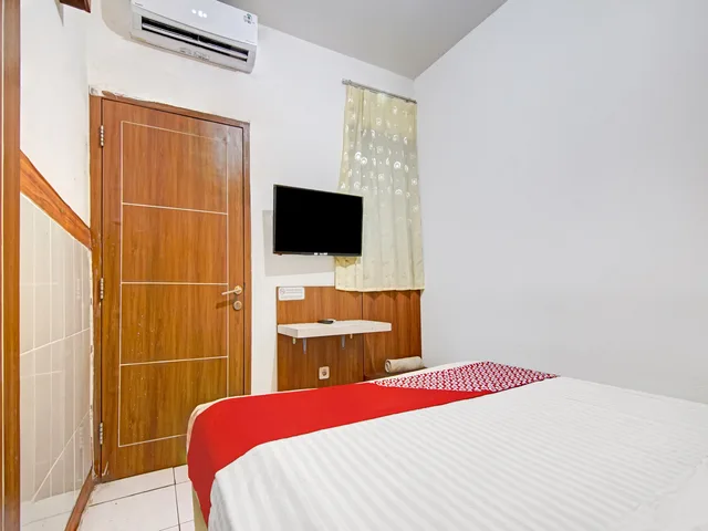غرفة بسرير مزدوج، Reddoorz Near Mall Of Indonesia 3/8