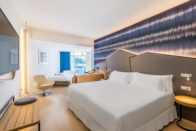 غرفة ديلوكس ثلاثية بسريرين منفصلين مع أريكة، Barcelo Costa Vasca 1/3