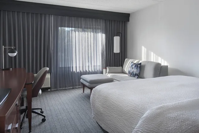 غرفة بسرير كينج مع أريكة لذوي الإعاقة، Courtyard Norwalk 4/7